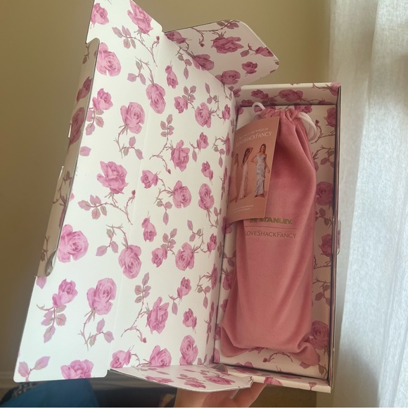 STANLEY X LOVESHACKFANCY ALL DAY SLIM BOTTLE 20 OZ | Ribbon Rosa - Picture 3 of 5